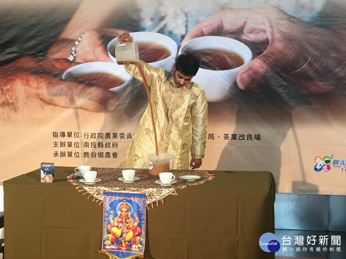 來自印度的拉茶表演技藝超群。(記者扶小萍攝)