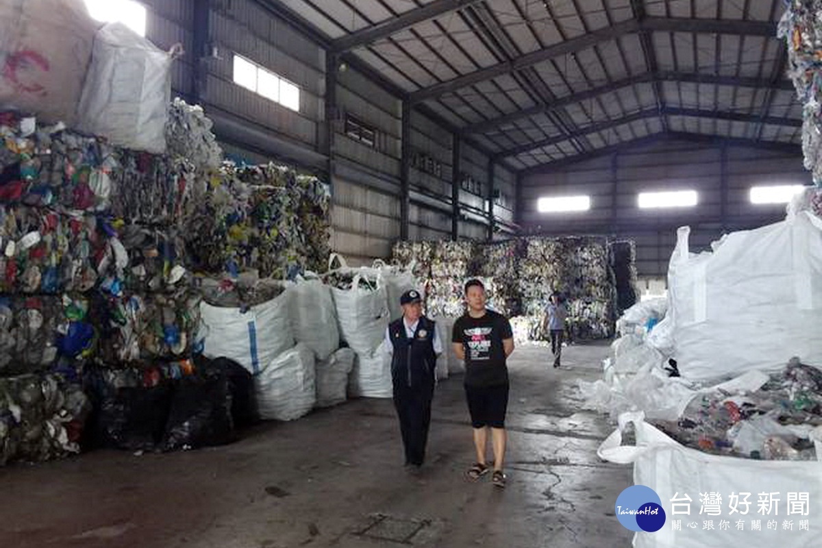 桃園市環保局接獲檢舉前往工廠稽查，發現大量進口廢塑料，依法開罰。（桃園市環保局提供）