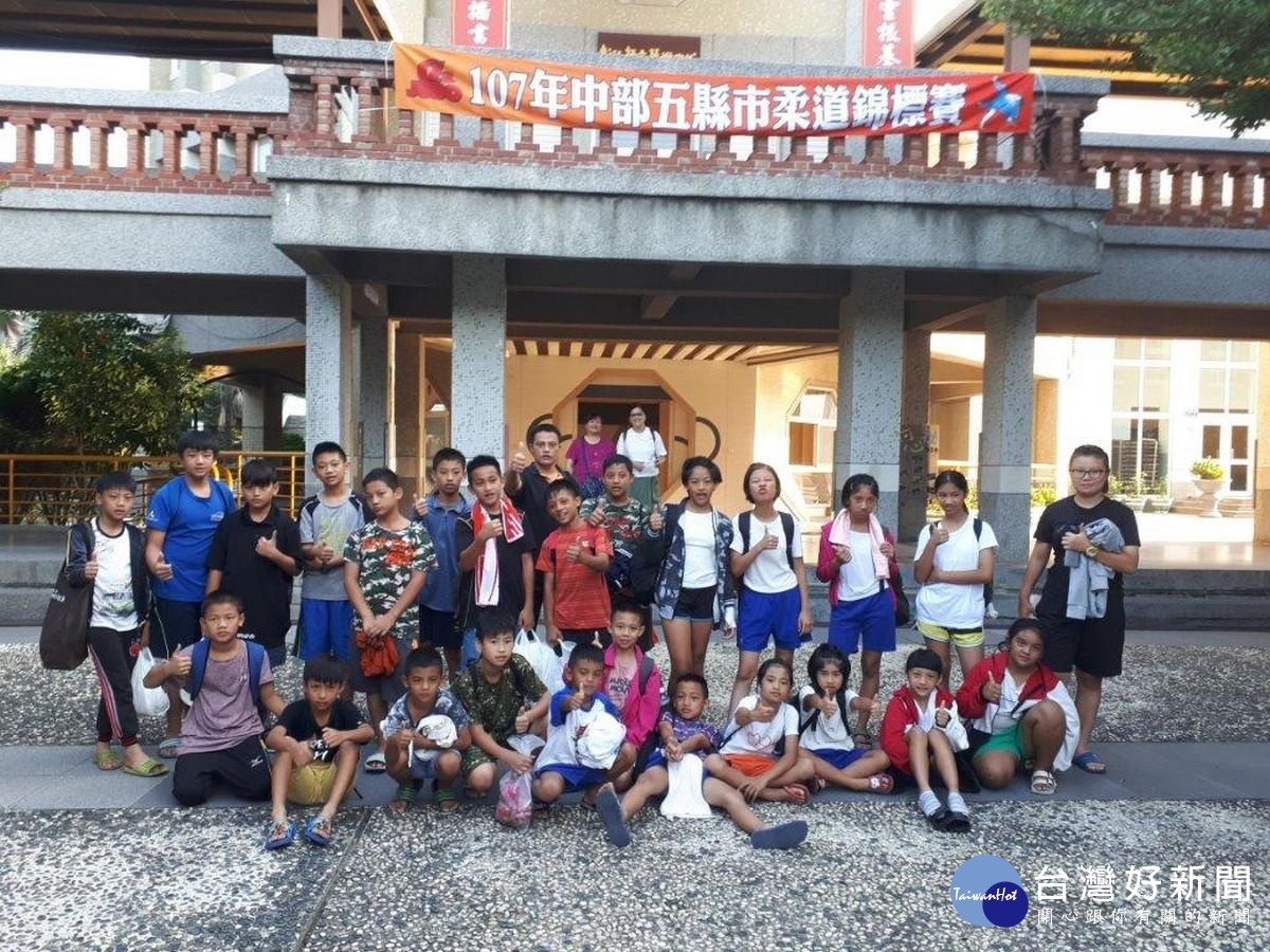 教官伊比與同富國小梁國瀚老師帶領20多名學生前往彰化市參加中部五縣市柔道錦標賽賽後合影。