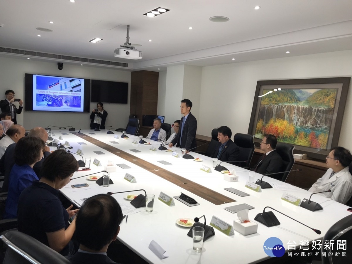 黃士維院長介紹秀傳亞洲遠距微創手術中心。圖/秀傳醫院提供