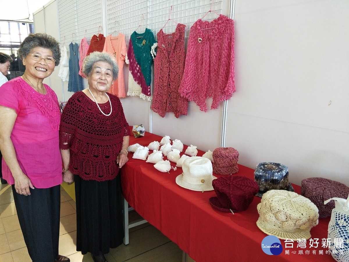 吳綉欽媽媽（右）的編織作品多元，只教不賣。圖／記者鄧富珍攝