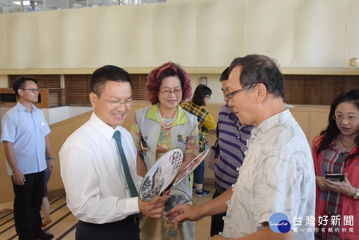 縣長魏明谷參加長青學苑學員作品成果展,學員分享作品。圖/記者鄧富珍攝