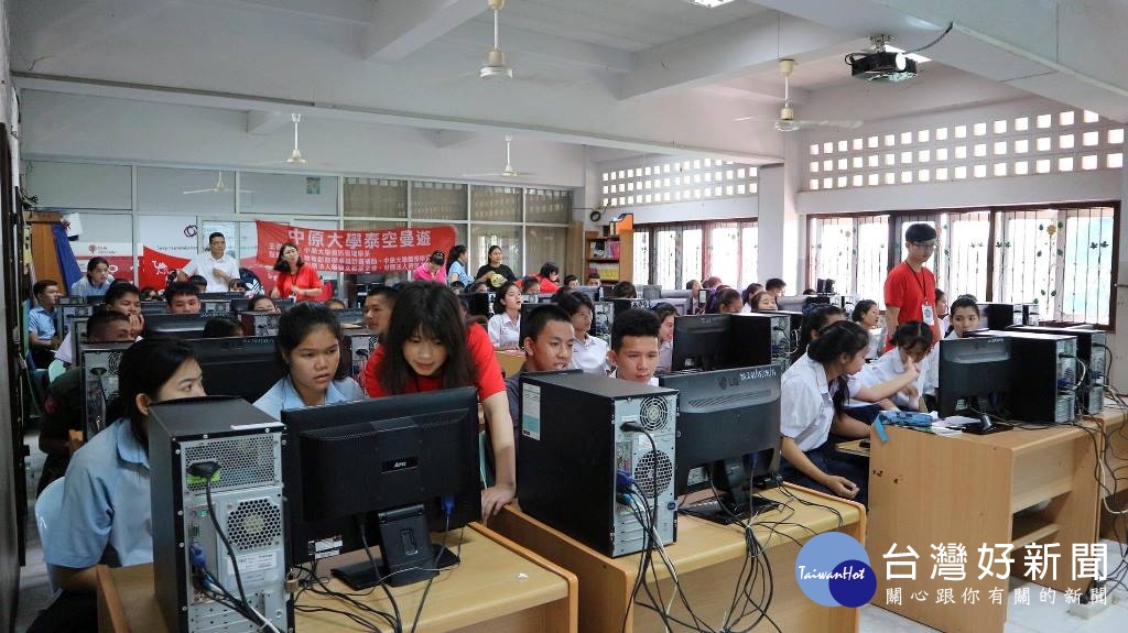 中原大學「泰空曼遊」國際志工至泰國坤敬府教導當地學生最新的資訊科技至今已邁入第六年。