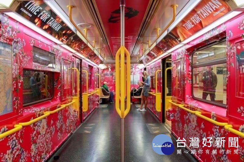 車內彩裝以客家花布為背景,天花板還可以看見台灣地圖及「TAIWAN」大字。列車座椅則變成復古藤椅,充滿逼真立體感(圖/觀光局提供)