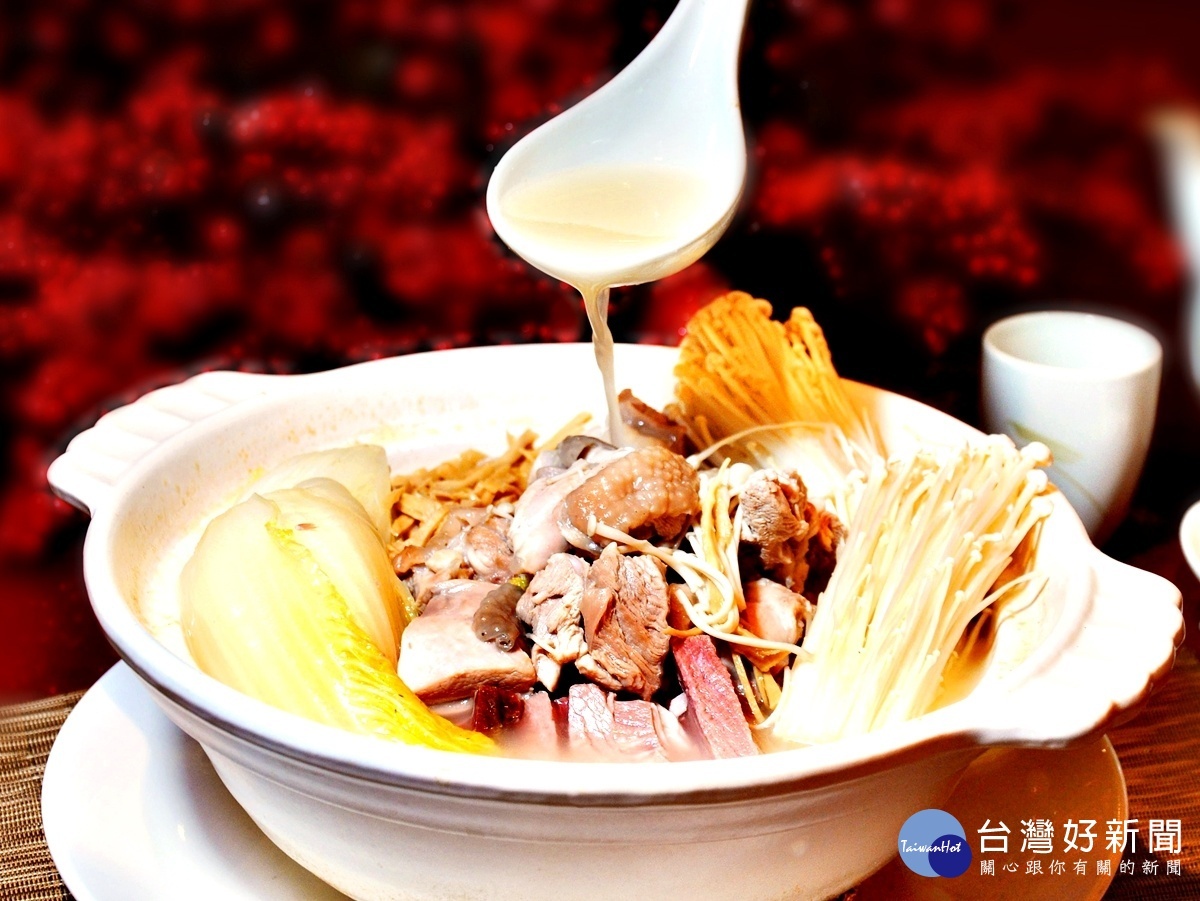 黑羽土雞煲湯,選用老母雞與金華火腿慢火熬煮。