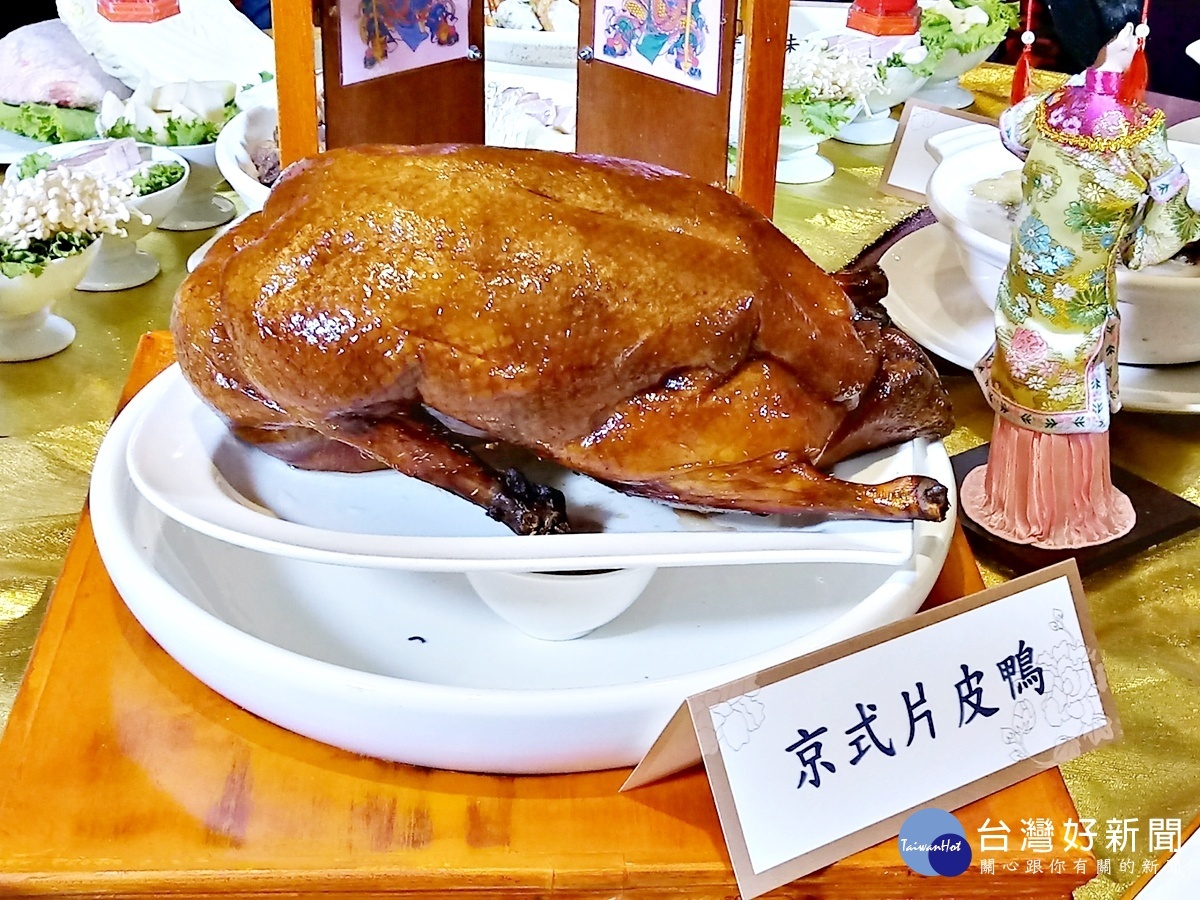 「京式片皮鴨」則是由主廚遠赴北京習得正統調膳工法，選用好山好水宜蘭櫻桃鴨燒製，香脆多汁