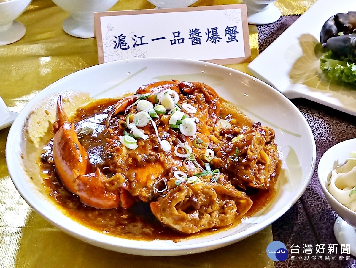 滬江一品醬爆蟹以紅露酒、豆瓣醬、糖與白胡椒燜煮收汁,飽滿蟹肉吸足完美醬汁。