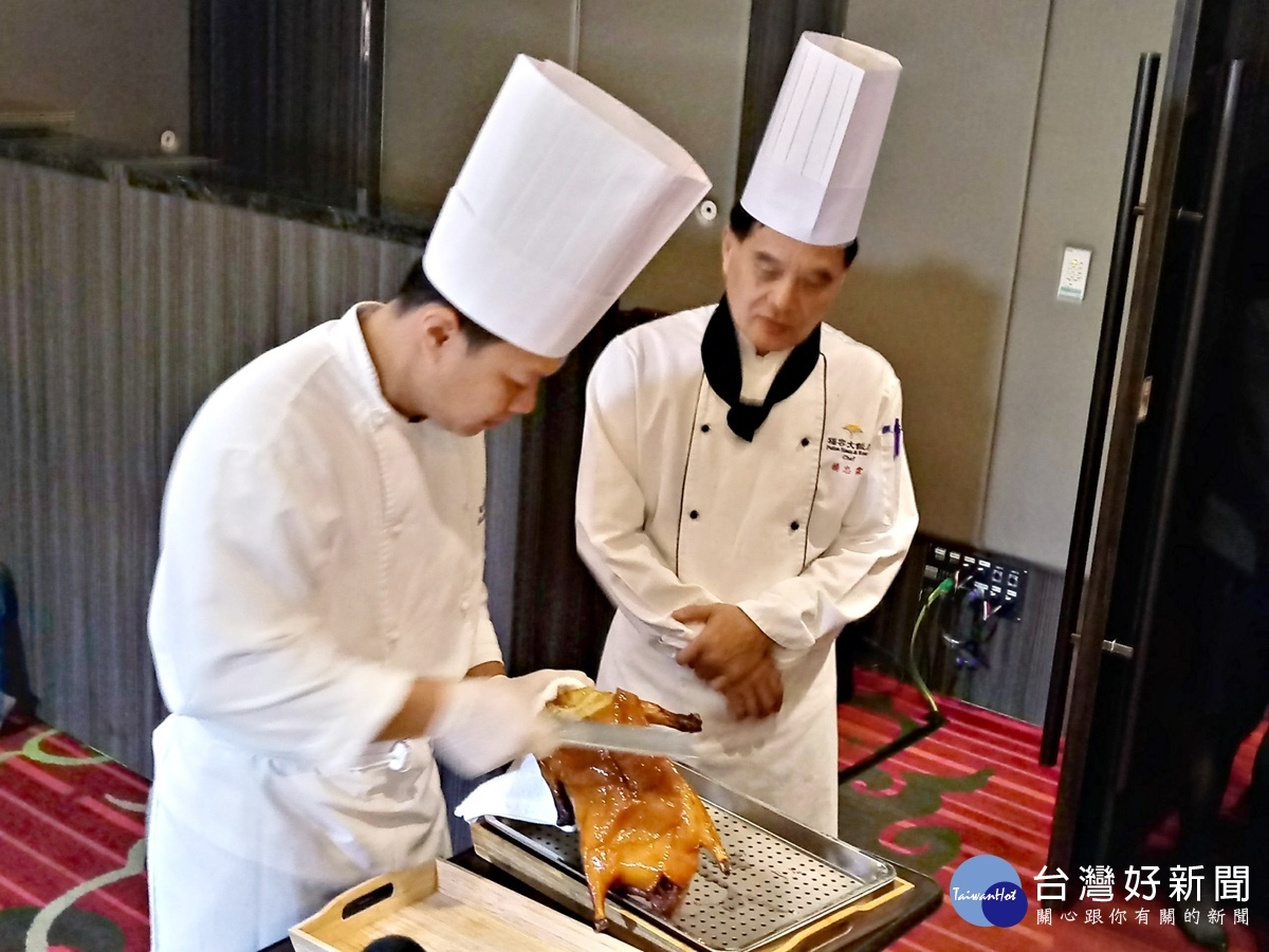 「京式片皮鴨」則是由主廚遠赴北京習得正統調膳工法，選用好山好水宜蘭櫻桃鴨燒製，香脆多汁