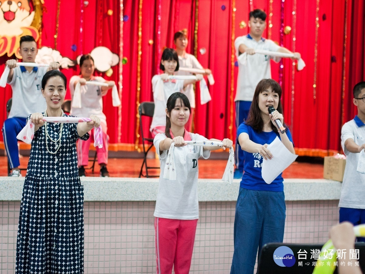 培養學生敬老尊賢 達德重陽節大跳熱舞送暖老人之家