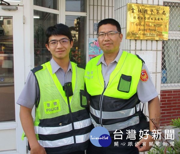 男子精神狀況不穩定鬧自殺,甚至穿越馬路以肉身擋車,所幸北辰所副所長許以仁、警員黃俊賢緊急處置,成功阻止憾事發生。(記者陳昭宗拍攝)