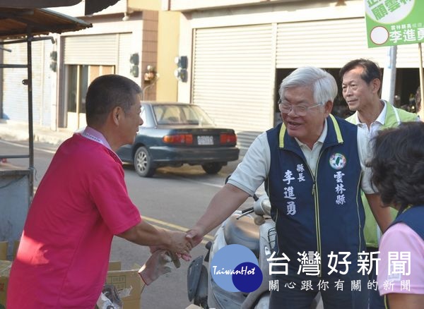 爭取支持連任的雲林縣長李進勇，深入基層、走進人群，透過與民眾面對面握手傳達問候的拜票方式，感受鄉親的溫度與期待。（記者陳昭宗拍攝）