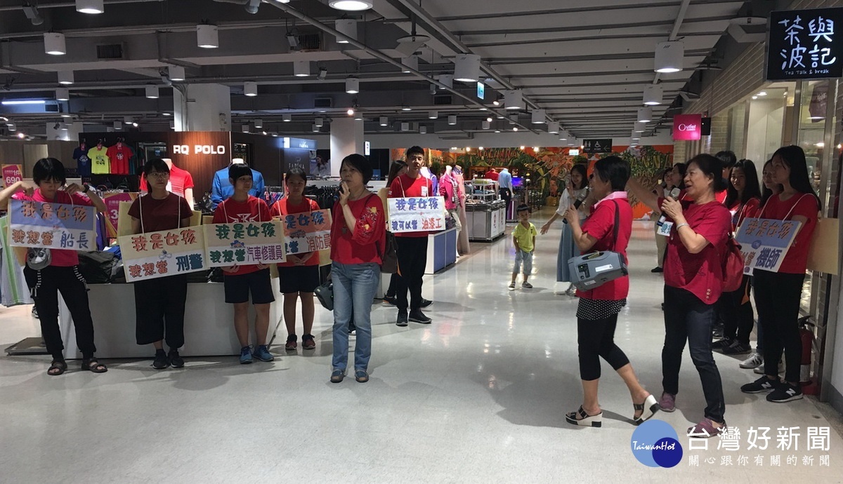 清麗的歌聲吸引用餐及逛家樂福、夜市的民眾聆賞。（記者扶小萍攝）