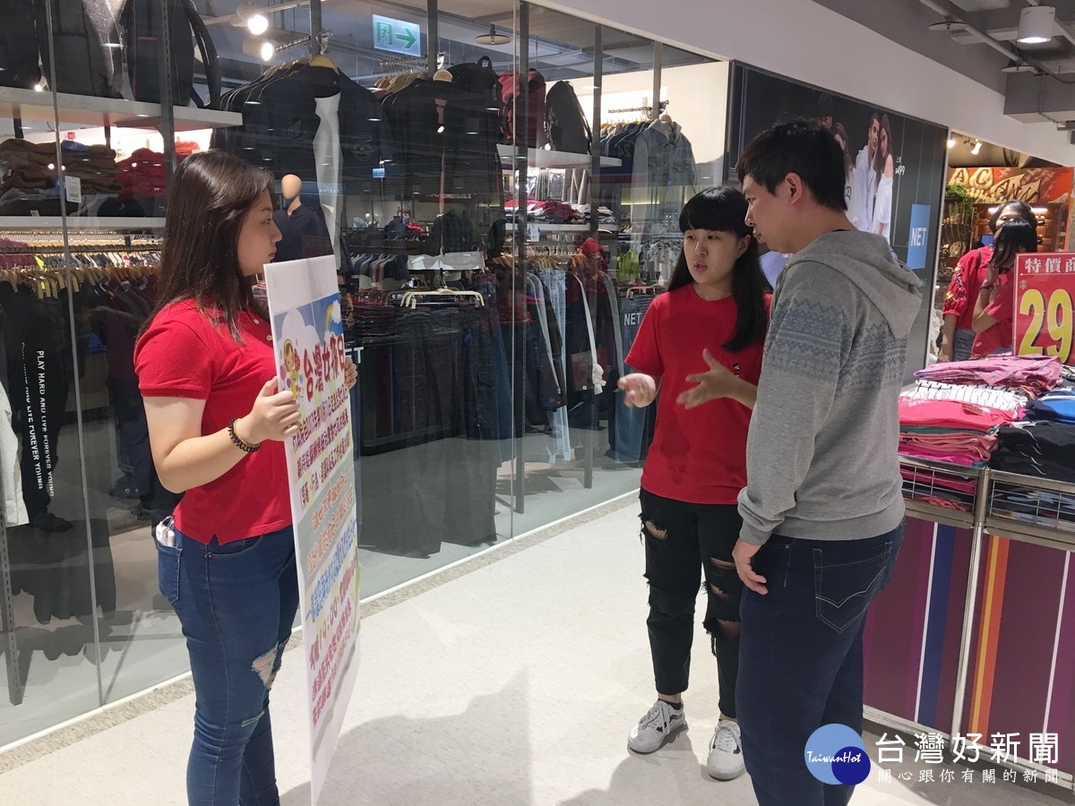 志工向民眾宣講女孩日應被重視。(記者扶小萍攝)