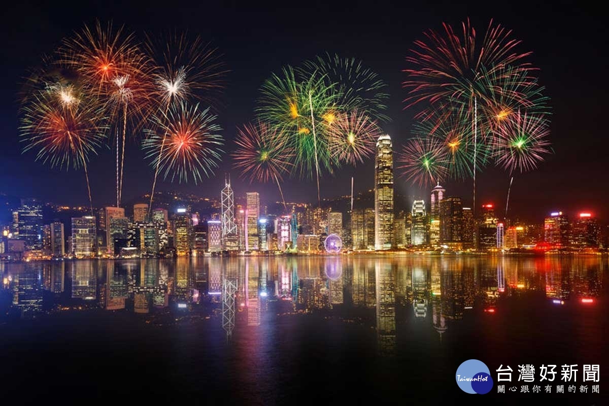 香港維多利亞港跨年的盛大煙火秀與燈光表演,一直都是全球跨年活動的重頭戲之一。(圖/喜鴻假期提供)