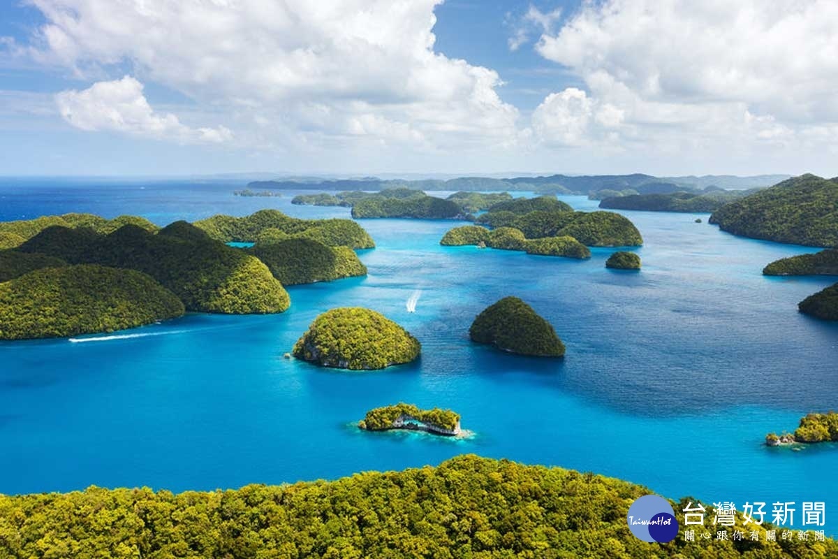 帛琉群島被評定為世界七大透明度最高的海域之一，享有「國際潛水聯盟」認定全球最佳潛水者夢寐以求的必訪聖地。（圖／喜鴻假期提供）
