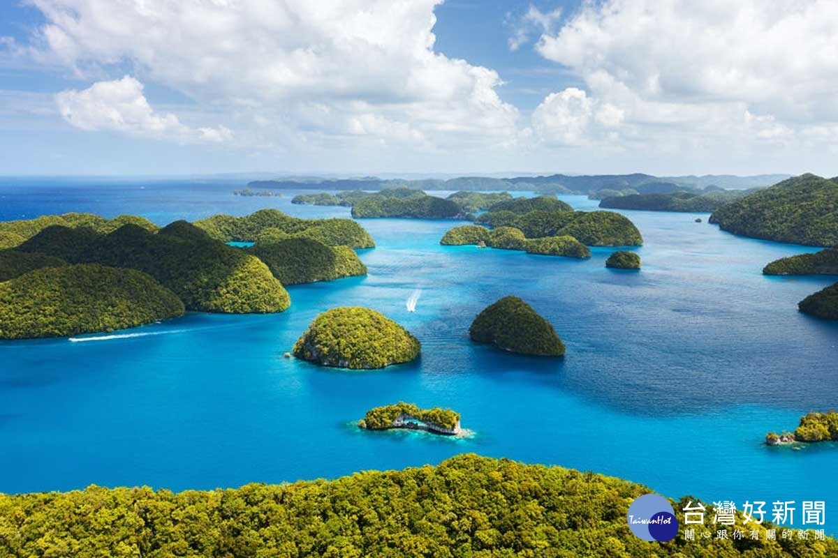 帛琉群島被評定為世界七大透明度最高的海域之一,享有「國際潛水聯盟」認定全球最佳潛水者夢寐以求的必訪聖地。(圖/喜鴻假期提供)