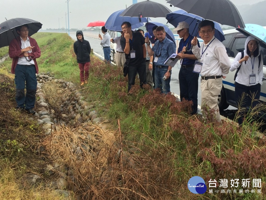 美國墾務局四位專家來臺,參訪北水局石門水庫大漢溪下游中庄調整池。
