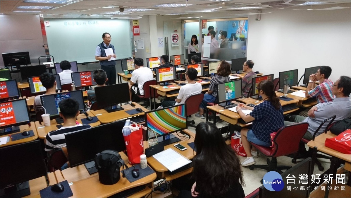 桃園市榮服處處長虞思祖主持開訓致詞時,勉勵學員努力認真學習。