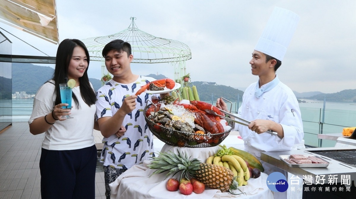 雲品推出最受旅客歡迎的燒烤套餐，BBQ燒烤有專人烤好服務上桌。