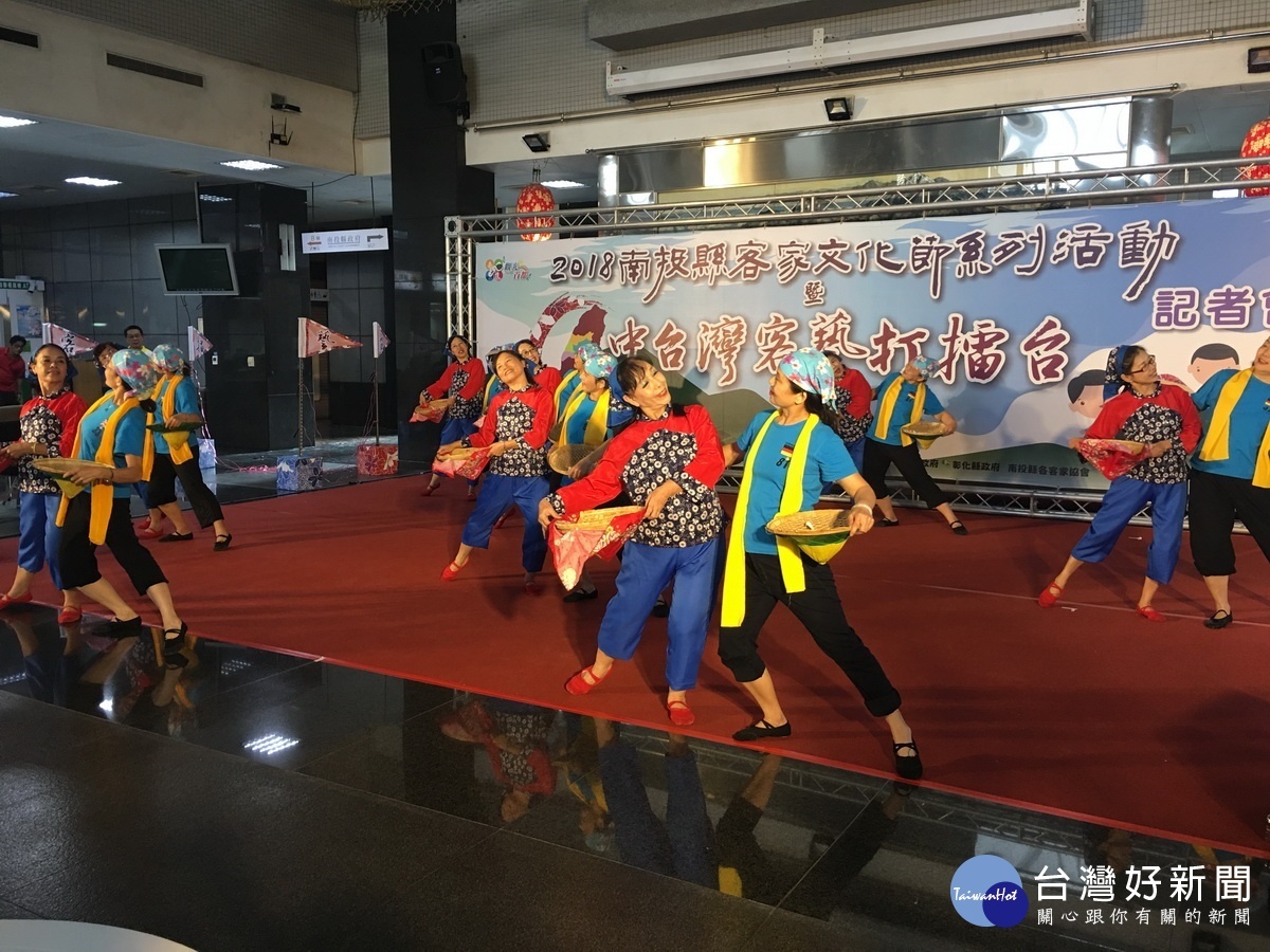 草屯客家協會表演道地客家歌舞。(記者扶小萍攝)