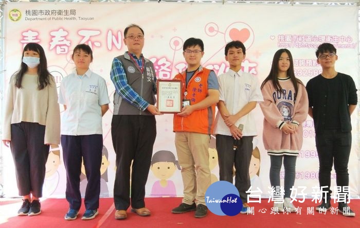 衛生局蘇柏文副局長頒發感謝狀,感謝成功工商共同重視青少年心理健康,營造活力校園。