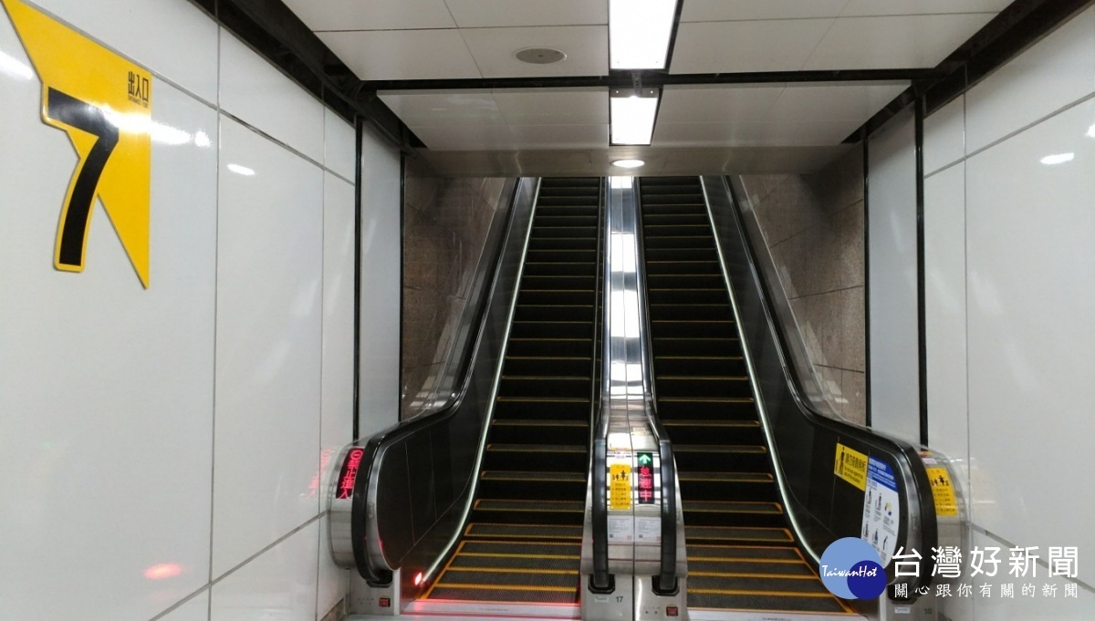 北市捷運局表示,未來營運中之捷運車站,在道路兩側規劃各至少有一座出入口設置雙向電扶梯或增設電梯,古亭站即是首座於營運中進行電扶梯改善完成的工程。(圖/台北捷運公司)