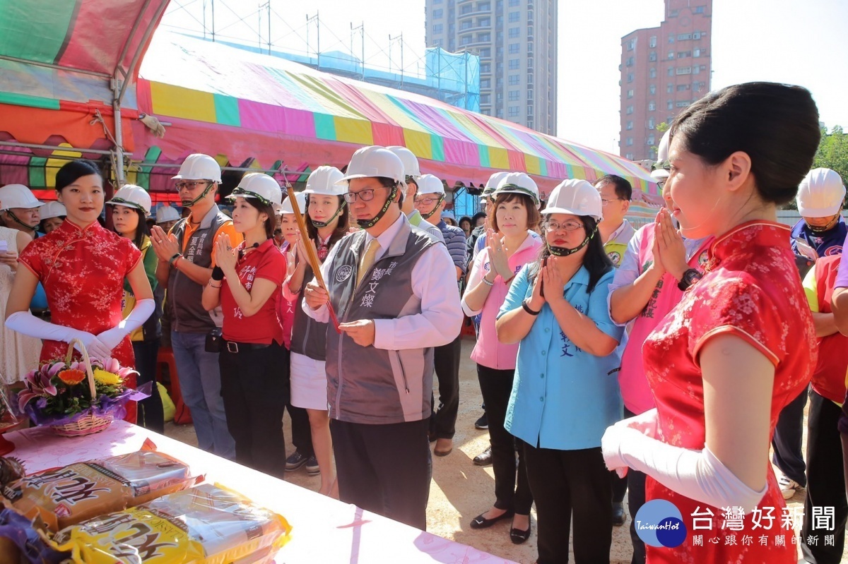 桃園市長鄭文燦,出席「桃園市平鎮區棒球場暨射箭場整建與周邊環境整體改善工程上樑典禮」