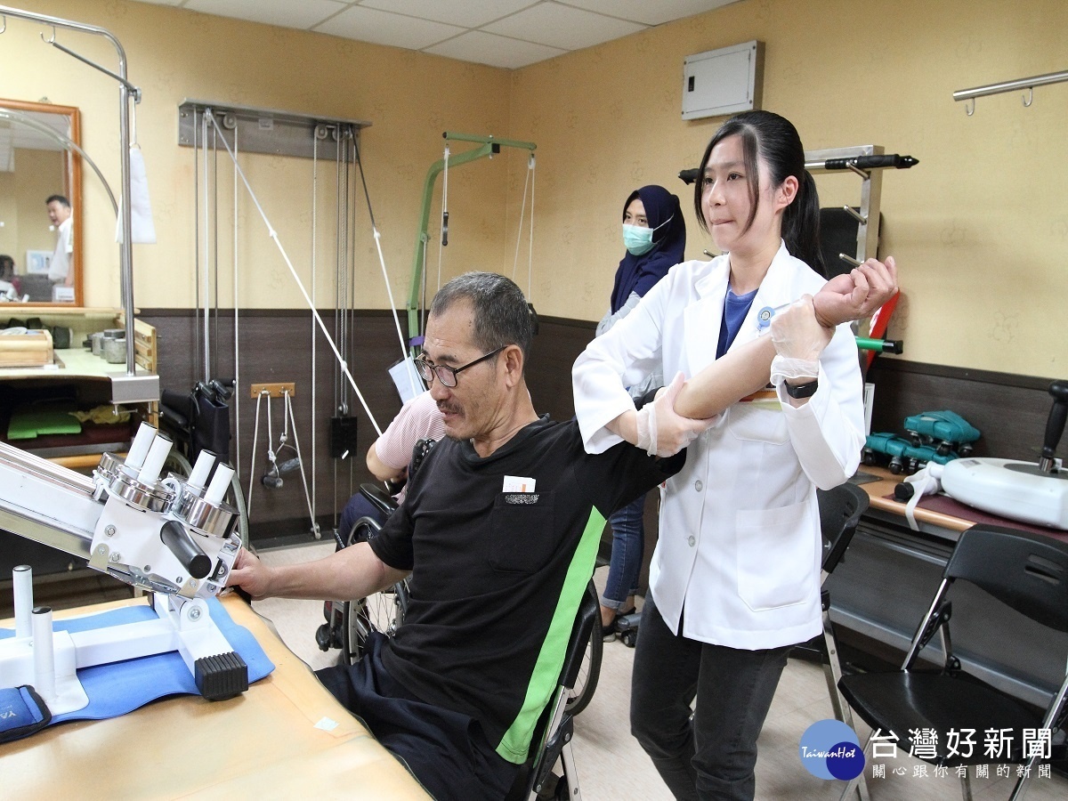 中風患者勤復健 重拾往日生活機能