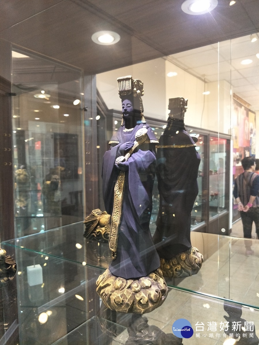 炭雕創作,海神「媽祖」。圖/記者鄧富珍攝