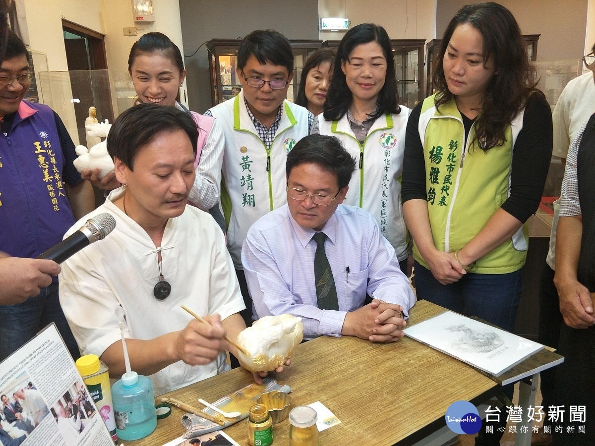 羅廣維大師現場示範彩繪鹽雕作品，彰化市長邱建富等人在一旁欣賞，大開眼界。圖／記者鄧富珍攝