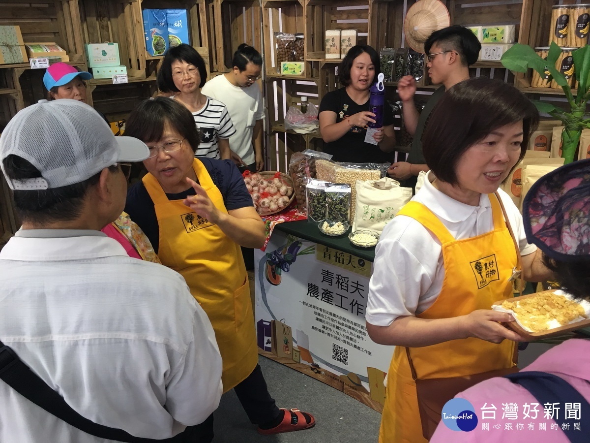 50項以上好物任你選購。(記者扶小萍攝)
