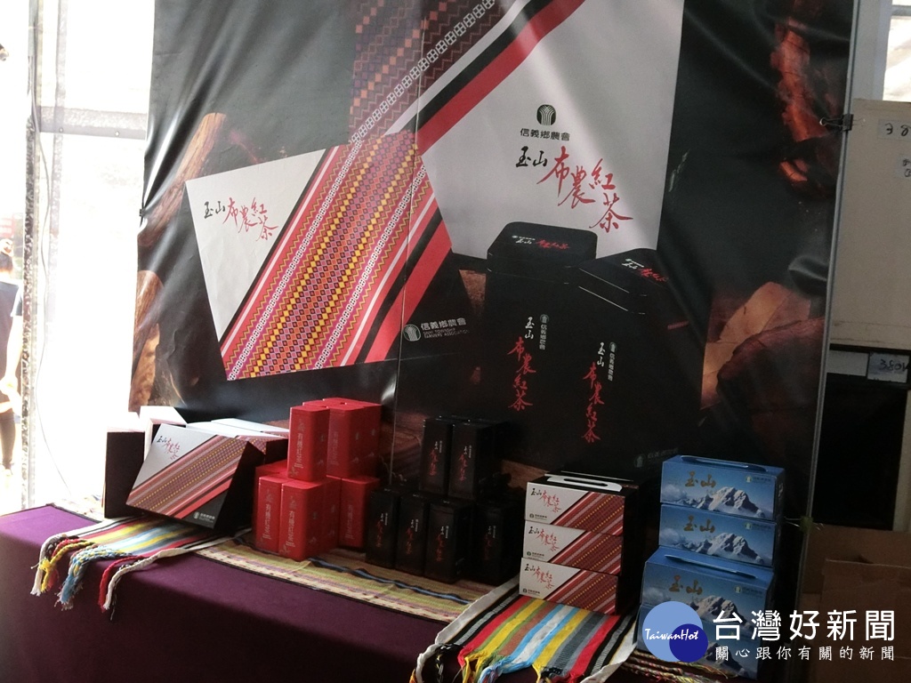 信義鄉農會在茶博現場設置攤位,讓民眾可以就近品嘗高山茶滋味。
