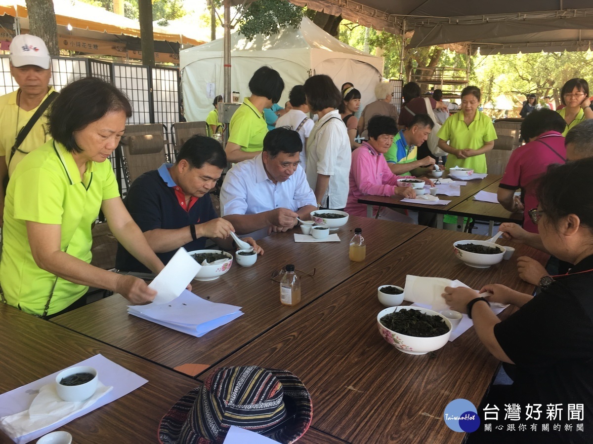 品味四季春的淡香。(記者扶小萍攝)