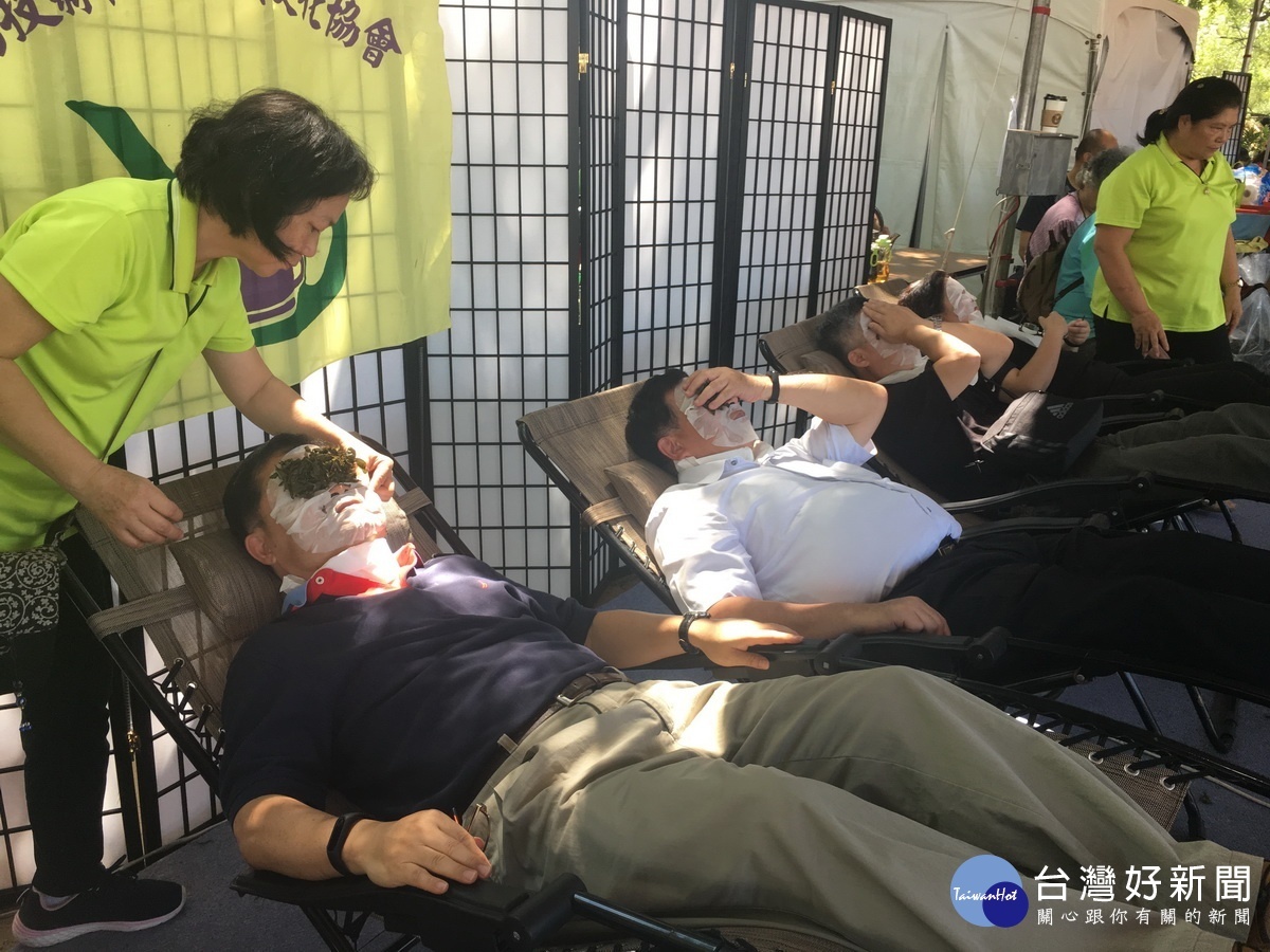 茶面膜及茶葉可降眼壓又有淡香。(記者扶小萍攝)