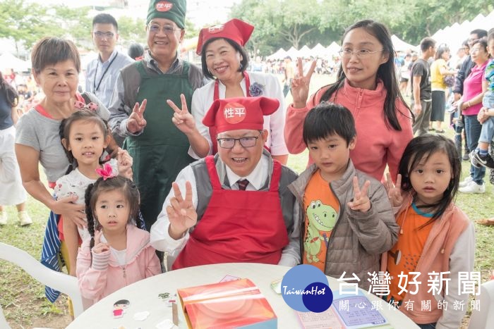 鄭市長表示,推動性別平等必須打破框架與刻板印象,從小讓孩子體驗不同的玩具,發現孩子的發展潛力。