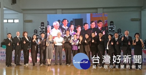 「2018年IPC媽祖盃輪椅舞蹈國際公開賽」於北港體育場熱鬧展開,縣長李進勇、北港鎮長張勝智、朝天宮董事長蔡咏鍀等一同為選手加油打氣。