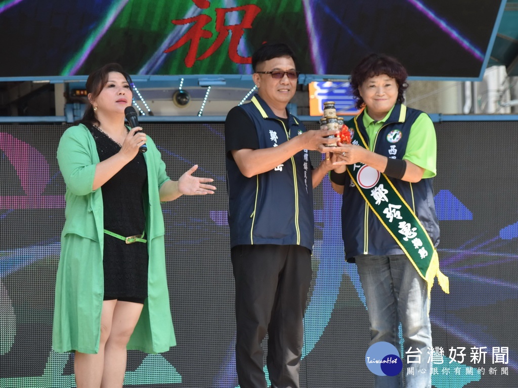 圖說: 鎮代鄭東岳曾贈蒜頭精,預祝鎮長鄭玲惠順利當選。(記者郭春輝拍攝)