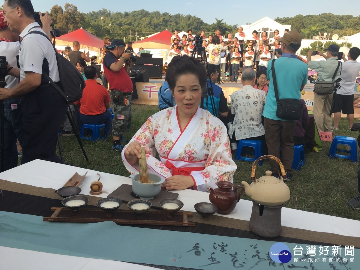東峰紅茶莊園林惠美以宋代點茶席呈現古老點茶。(記者扶小萍攝)