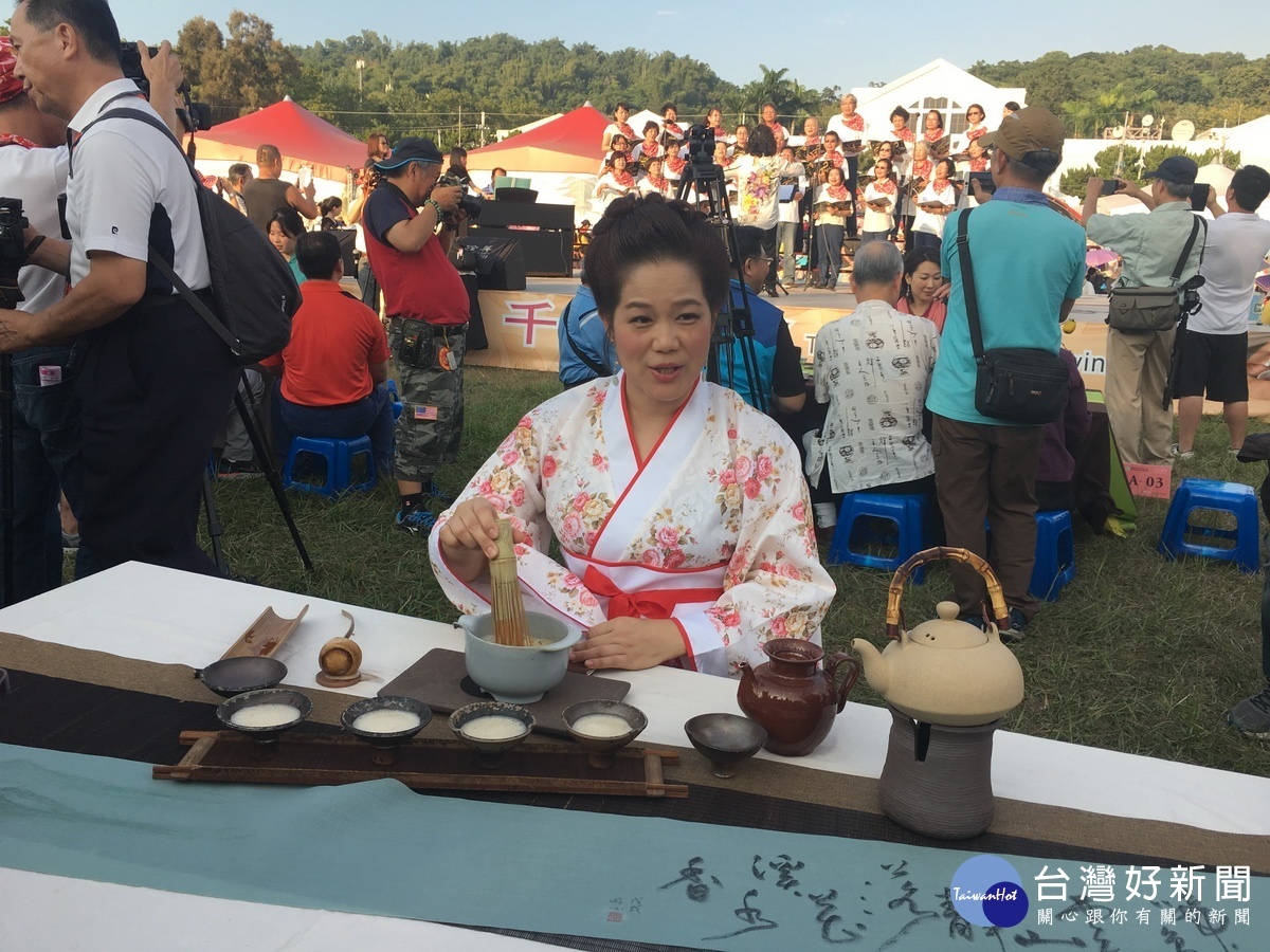 東峰紅茶莊園林惠美以宋代點茶席呈現古老點茶。（記者扶小萍攝）