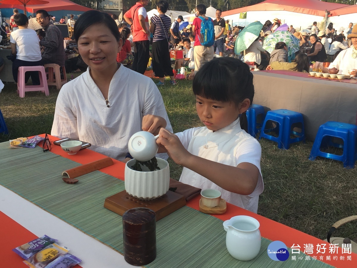 這位小妹妹從未入學就學泡茶,動作典雅。(記者扶小萍攝)