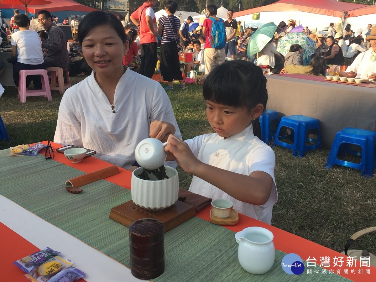 這位小妹妹從未入學就學泡茶，動作典雅。（記者扶小萍攝）