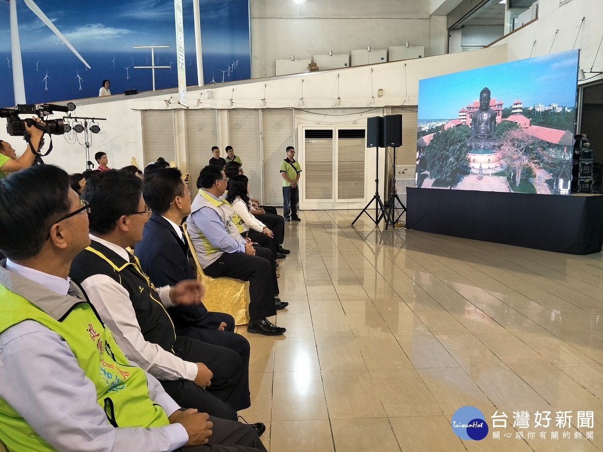 「驛光記憶」光雕藝術秀，紀錄彰化火車站的美好，縣長魏明谷帶領團隊一起欣賞。圖／記者鄧富珍攝