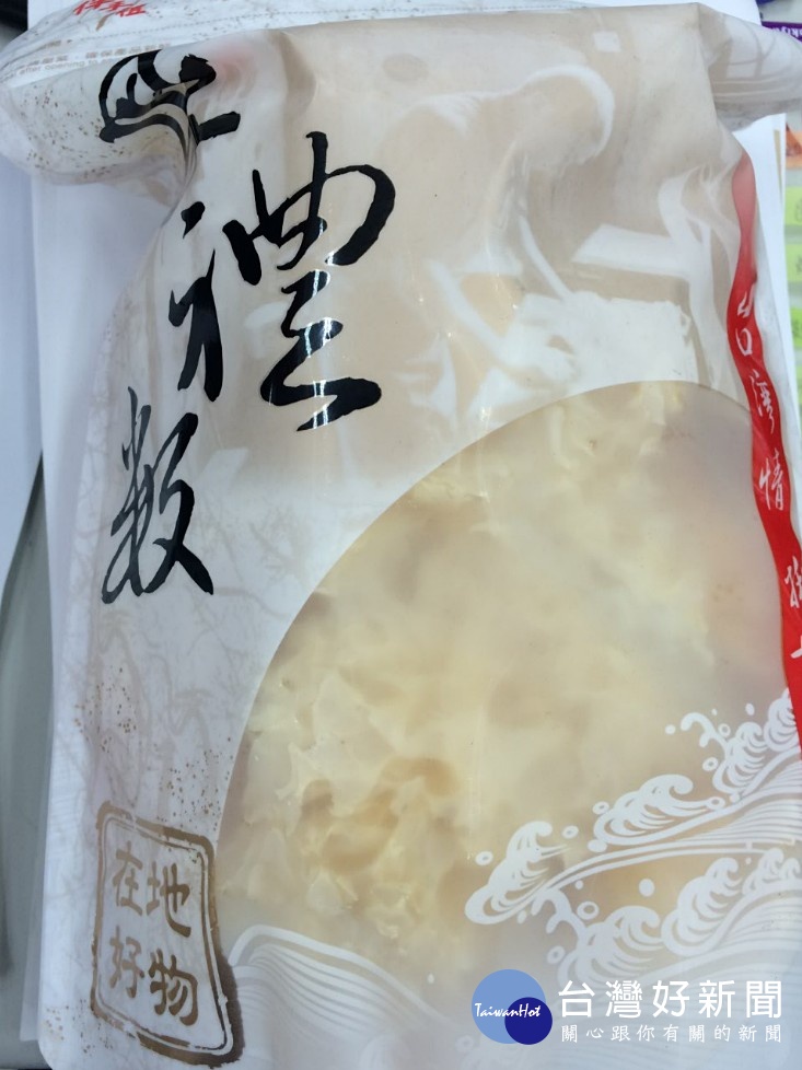 台北市衛生局抽檢中藥材,結果發現上鼎昆布實業出品的「白木耳」外包裝原產地標示「古田」,未標示原產國。(圖/台北市衛生局)