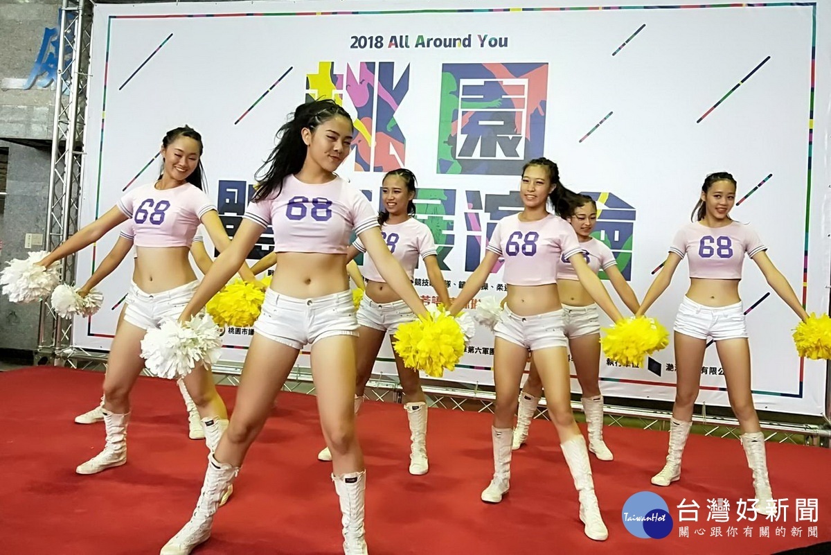 「2018 All Around You 桃園體育展演會」記者會中，新興高中啦啦舞隊進行精采的表演。