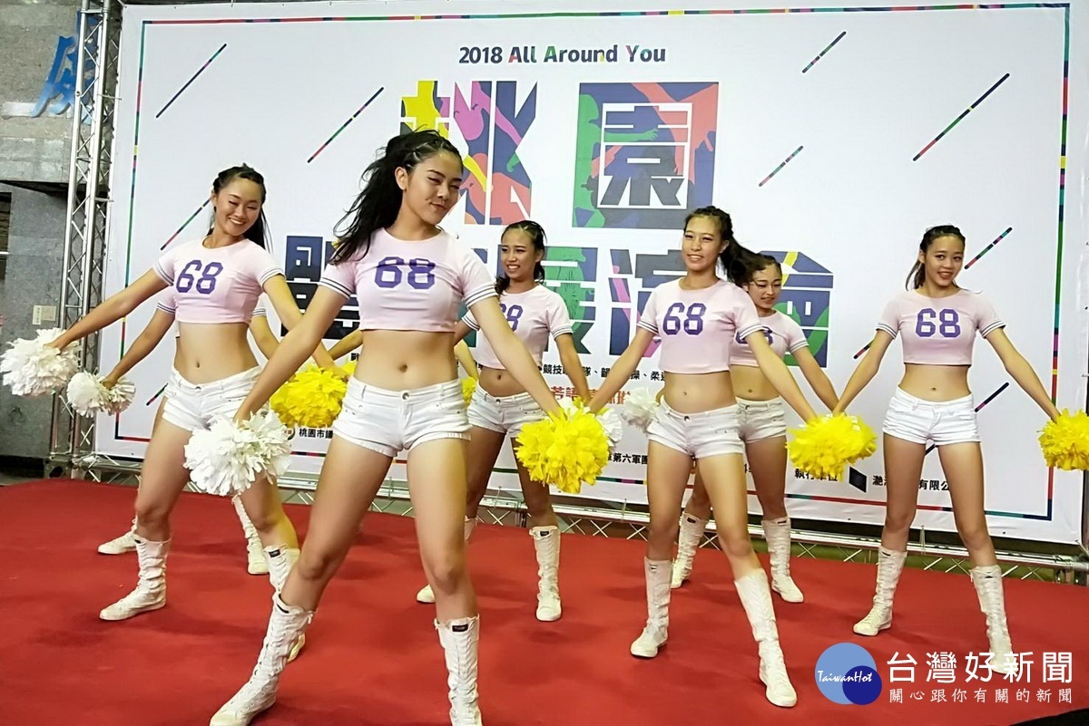 「2018 All Around You 桃園體育展演會」記者會中,新興高中啦啦舞隊進行精采的表演。