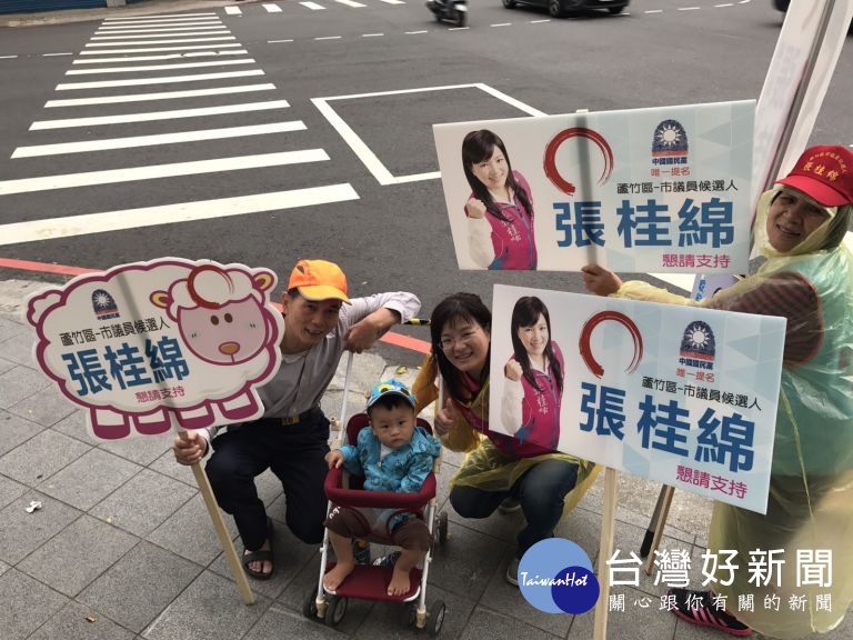 ▲路過民眾前來為張桂綿加油打氣。(圖/翻攝張桂綿臉書)