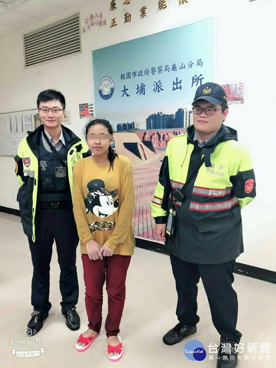 看護工迷路一身濕,警方循線聯繫上雇主領回,結束一場驚魂記。