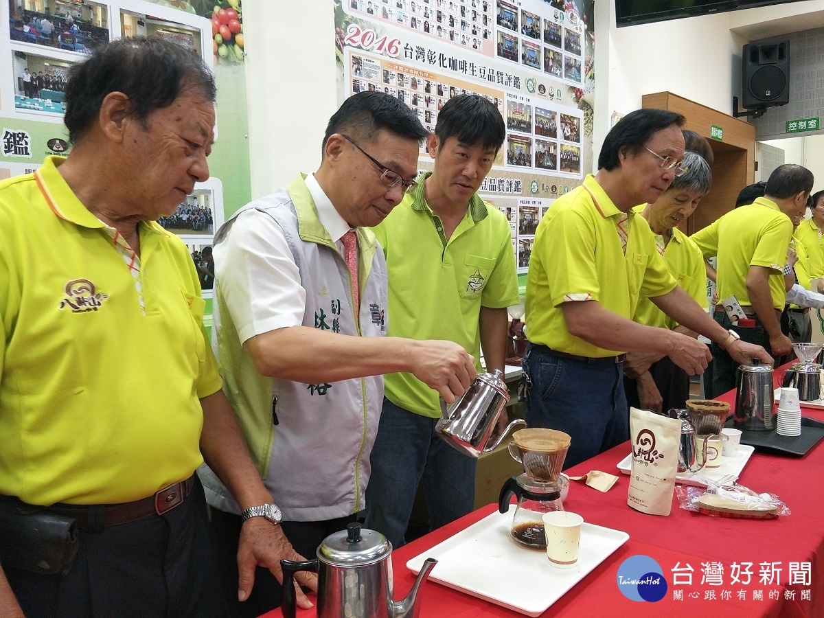 副縣長林明裕現場親自手調濃郁的八卦山咖啡。圖／記者鄧富珍攝