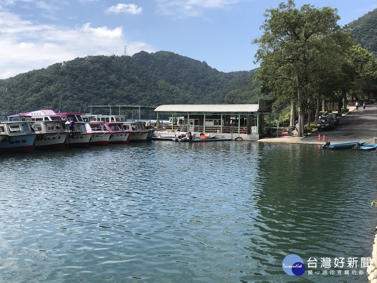 石門水庫正值滿水位,水庫周邊的湖光山色,適合從事休閒活動。
