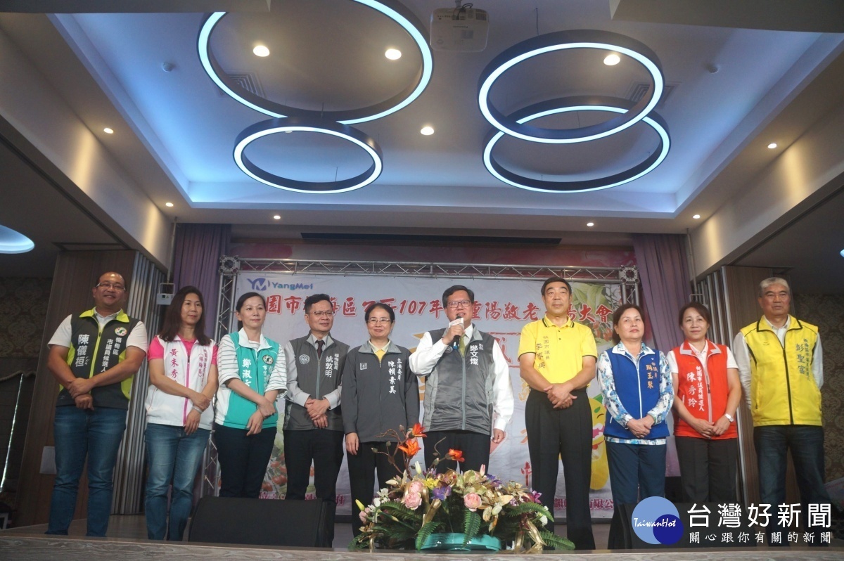 鄭文燦表示,每年透過表揚活動,讓更多的長者,能投入、參與社會服務,以歡樂心回饋社會